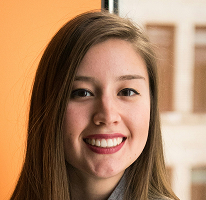 Victoria Lawson retratada como directora financiera y líder de una empresa de trading financiero